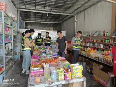 【果遂镇】暑期护航在行动:果遂镇开展校园周边市场食品和文化安全检查工作